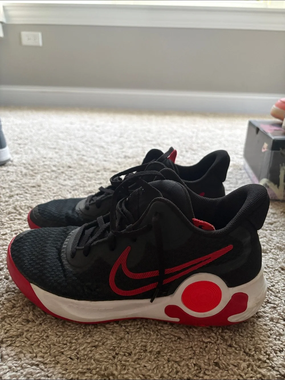 Nike Kids Black and Red Low-Top Sneakers